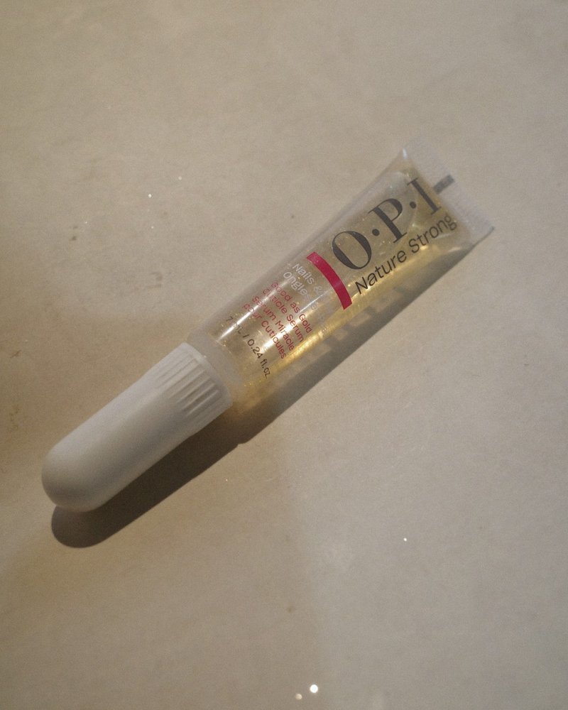 OPI キューティクルセラムのチューブ