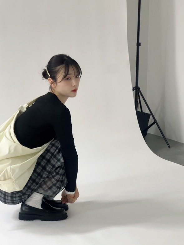 白いスタジオでしゃがむNao